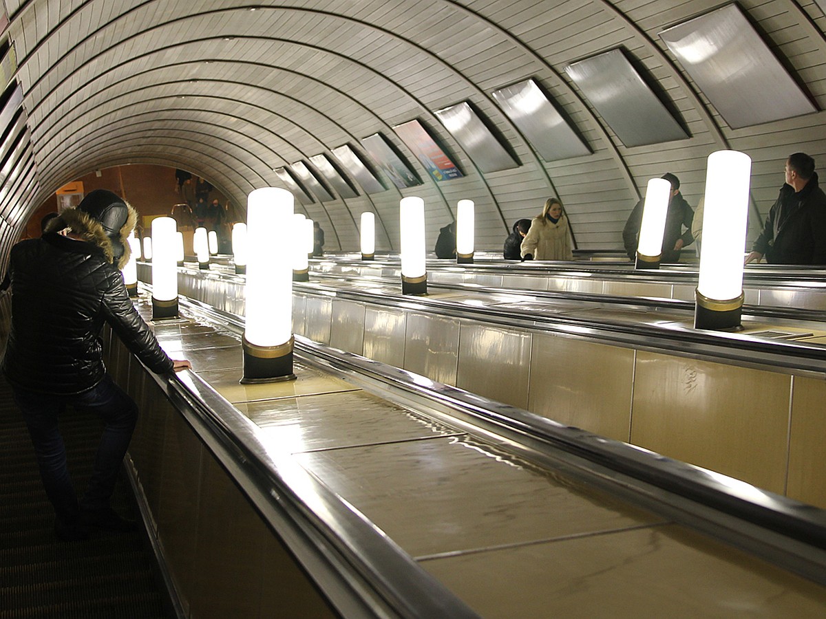 В Москве задержали пассажира метро, который разбил головой фонарь на  эскалаторе, засмотревшись в телефон - KP.RU