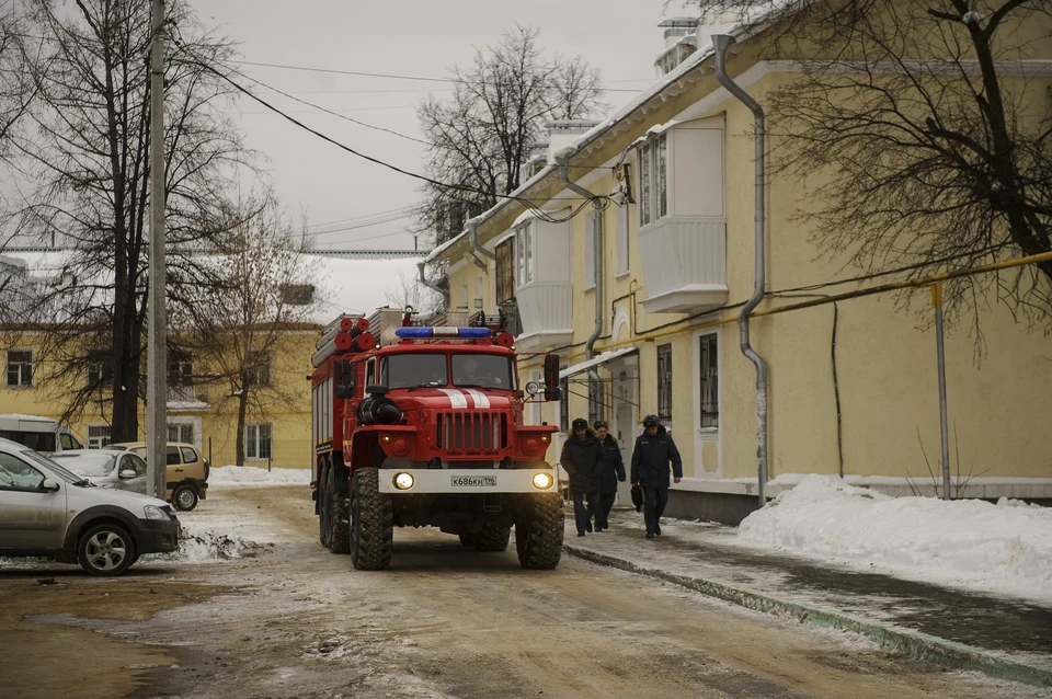 Прибывшие на место пожарные обнаружили тело мужчины, когда вскрыли горящую квартиру
