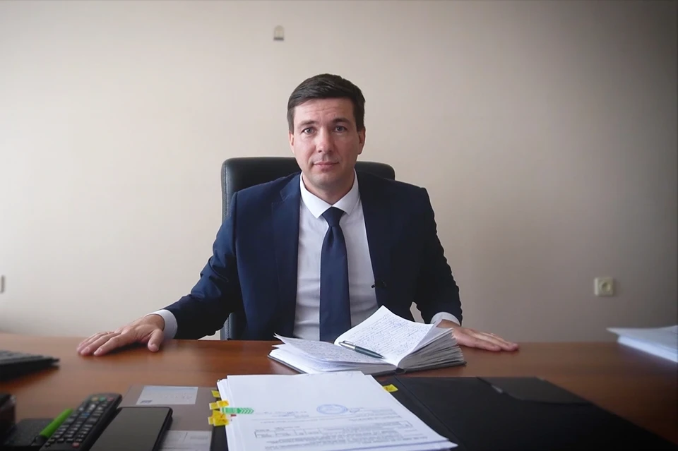 Деталями грядущей премьеры делится руководитель холдинга Александр Руденко. Фото из проморолика «Кубань 24».