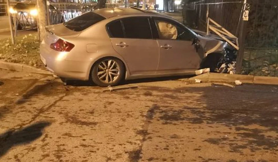 Авто протаранило ограждение университета Фото: instagram.com/autokrd/