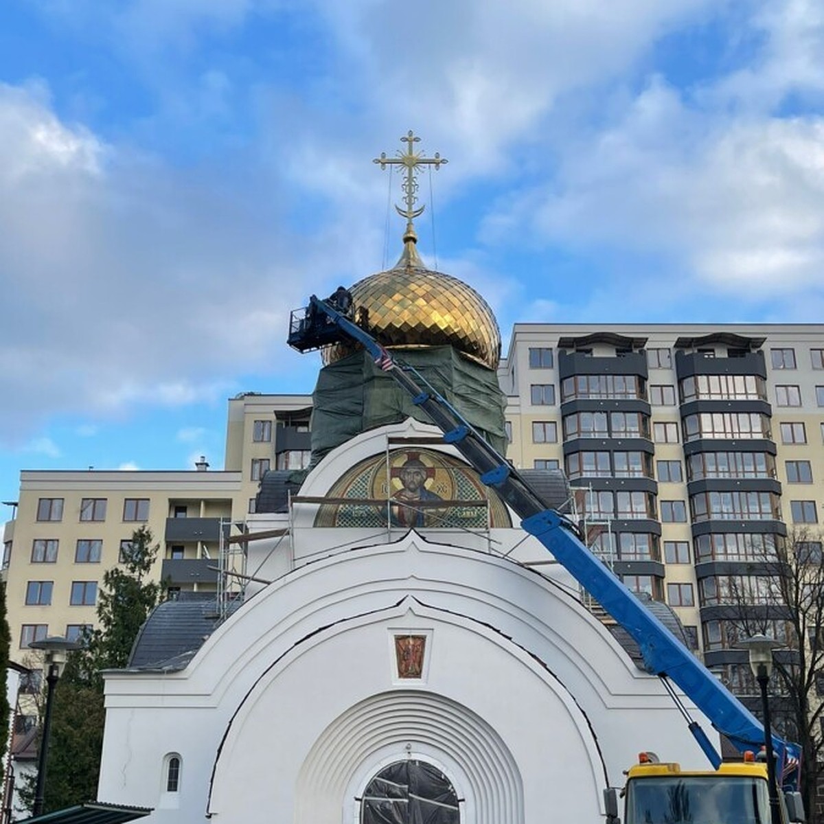 На храм Андрея Первозванного на ул. Комсомольской установили новый купол -  KP.RU