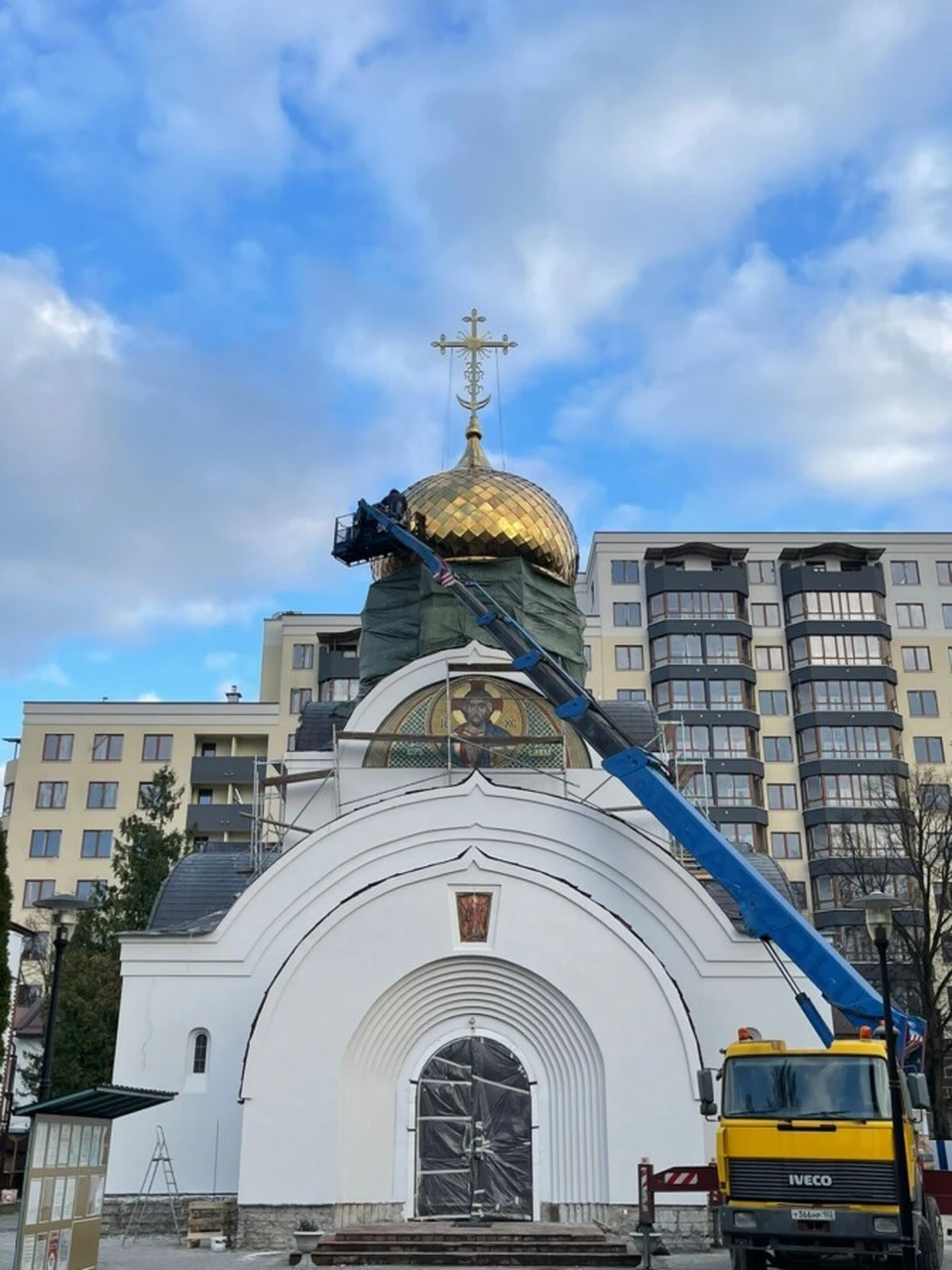 На храм Андрея Первозванного на ул. Комсомольской установили новый купол -  KP.RU