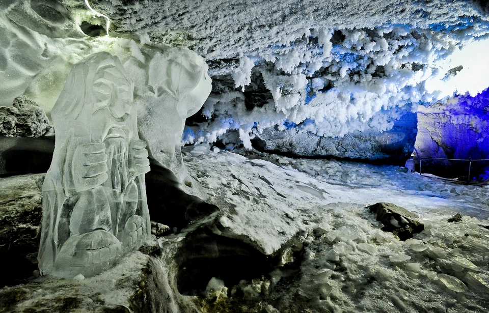 Путешествуя по тропам пещеры, туристы видят 300-летние льды, подземные озера и геологические образования – «органные трубы».
