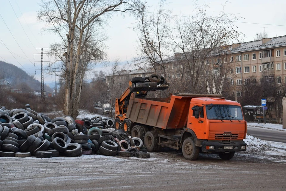 В Свердловском районе Красноярске вывезли 23 КАМАЗа с покрышками. Фото: городская администрация
