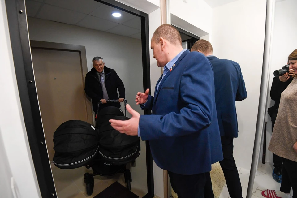 Губернатор Александр Дрозденко привез коляску для тройняшек из Мурино. Фото: пресс-служба правительства Ленинградской области.
