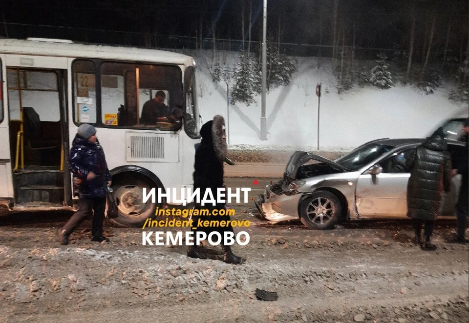 В Кемерове столкнулись маршрутка и легковой автомобиль. Фото: ВКонтакте/incident_42.