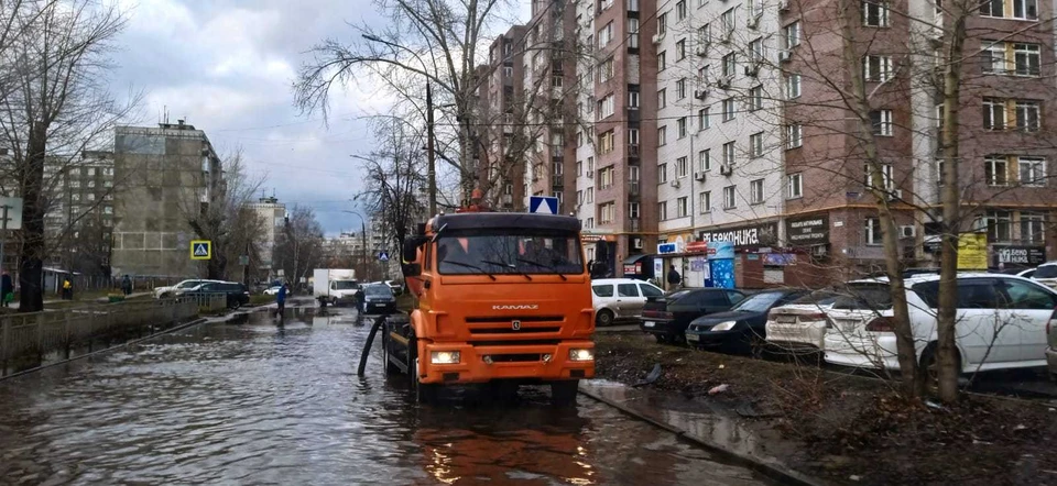 Воду с улиц Нижнего Новгорода экстренно откачивают перед прогнозируемым похолоданием