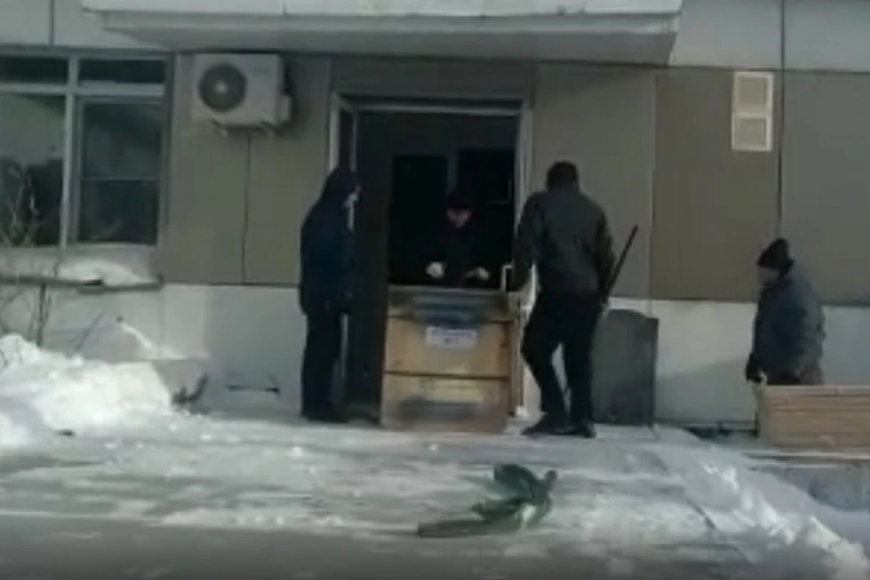 Из-за циклона в Хабаровск не могут довезти оборудование для центра онкологии. Фото: скриншот с видео.