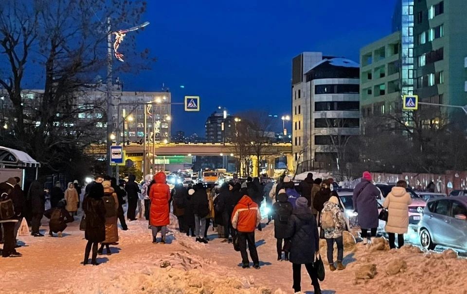 Во Владивостоке из-за сугробов люди долгое время ждут автобус. Фото: «КП – Владивосток»