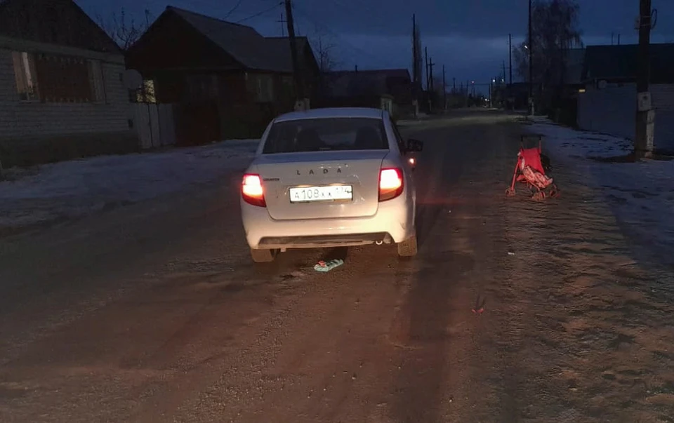 На месте ДТП осталась детская коляска. Фото: управление ГИБДД по Челябинской области
