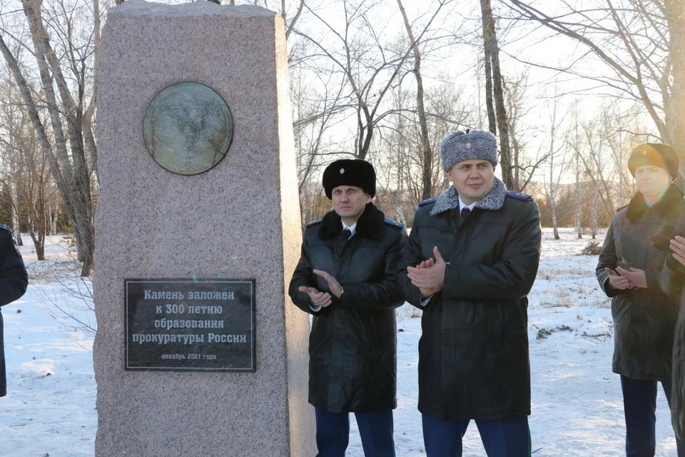В Красноярске на острове Татышев установили камень в честь 300-летия российской прокуратуры. Фото: пресс-служба прокуратуры края