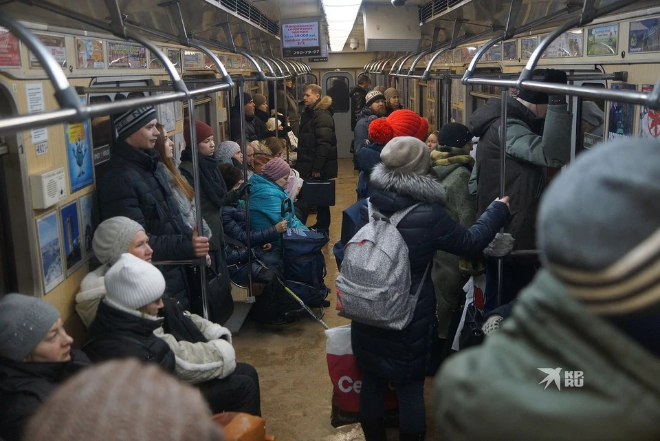Сейчас в метро билет стоит 32 рубля. В автобусах, трамваях и троллейбусах - 28.