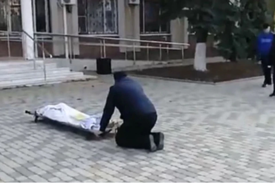 Труп женщины привезли к зданию местной администрации Фото: кадр из видео