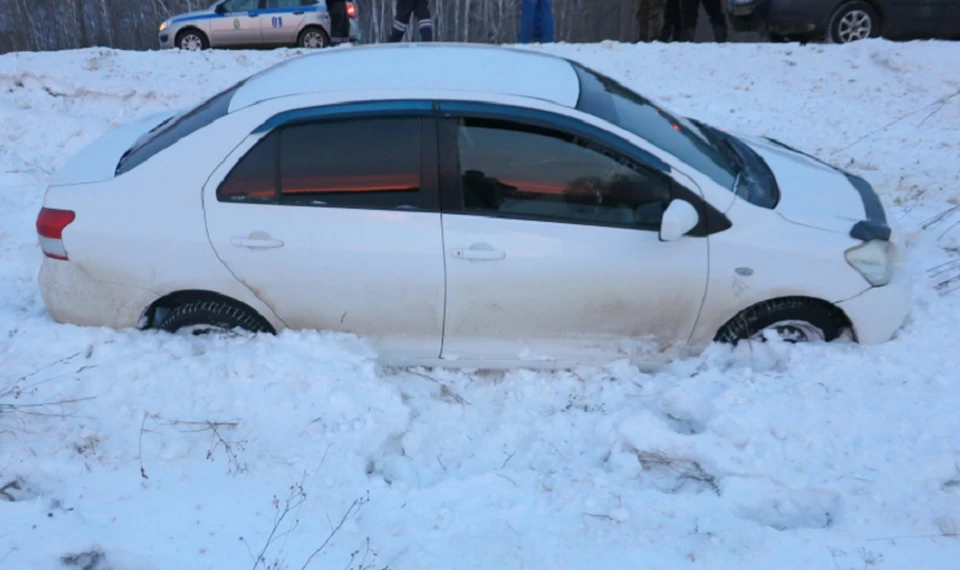 Вот та самая автомашина, которую незадачливый житель с. Вороновка "взял напрокат" у соседки, загнал в кювет, сам вышел и скрылся. Фото: сайт регионального УМВД.
