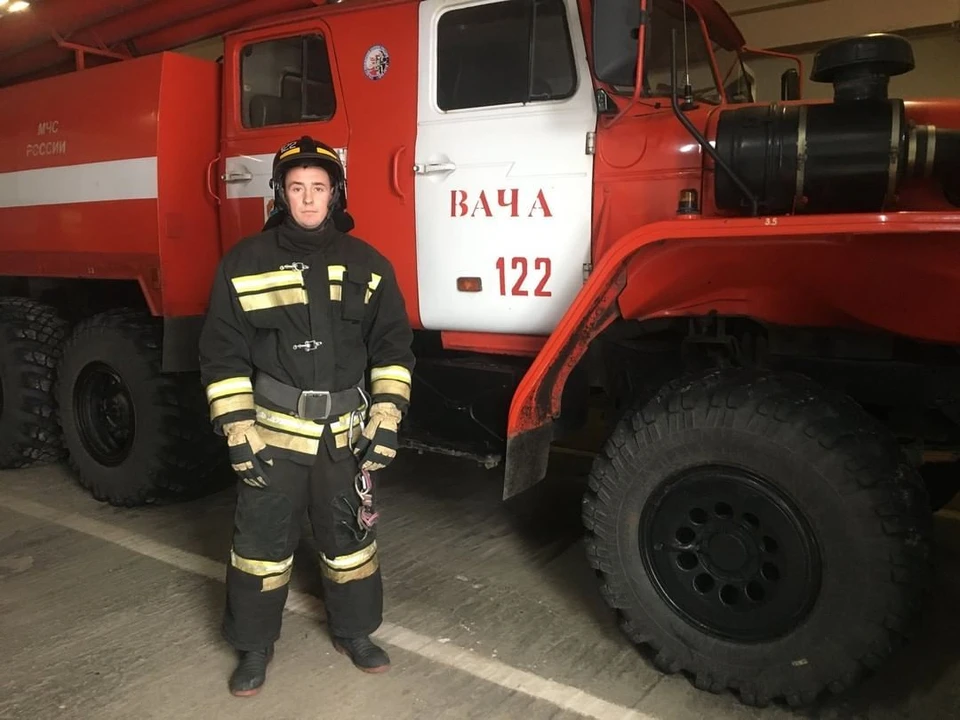 Вачский пожарный Дмитрий Беспалов спас семью и их собаку из горящего дома