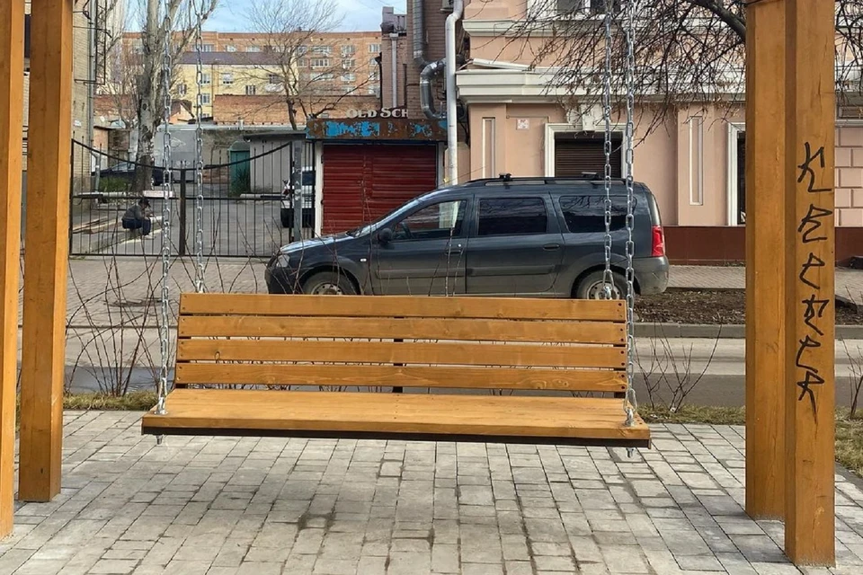 В Ростове вандалы разрисовали качели в центре города
