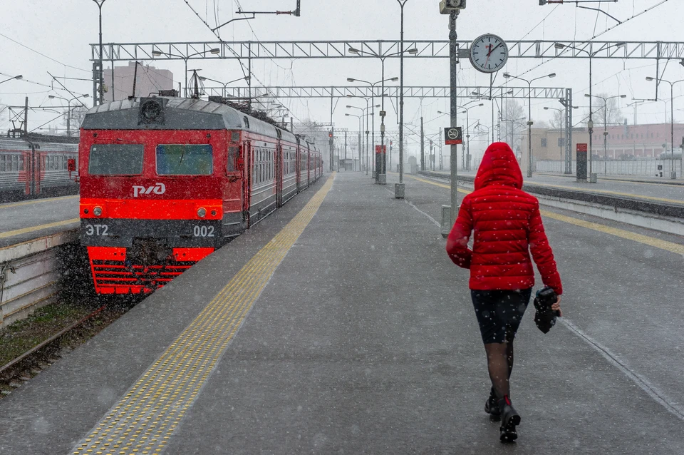 Пассажиры мерзли во вставшей электричке.