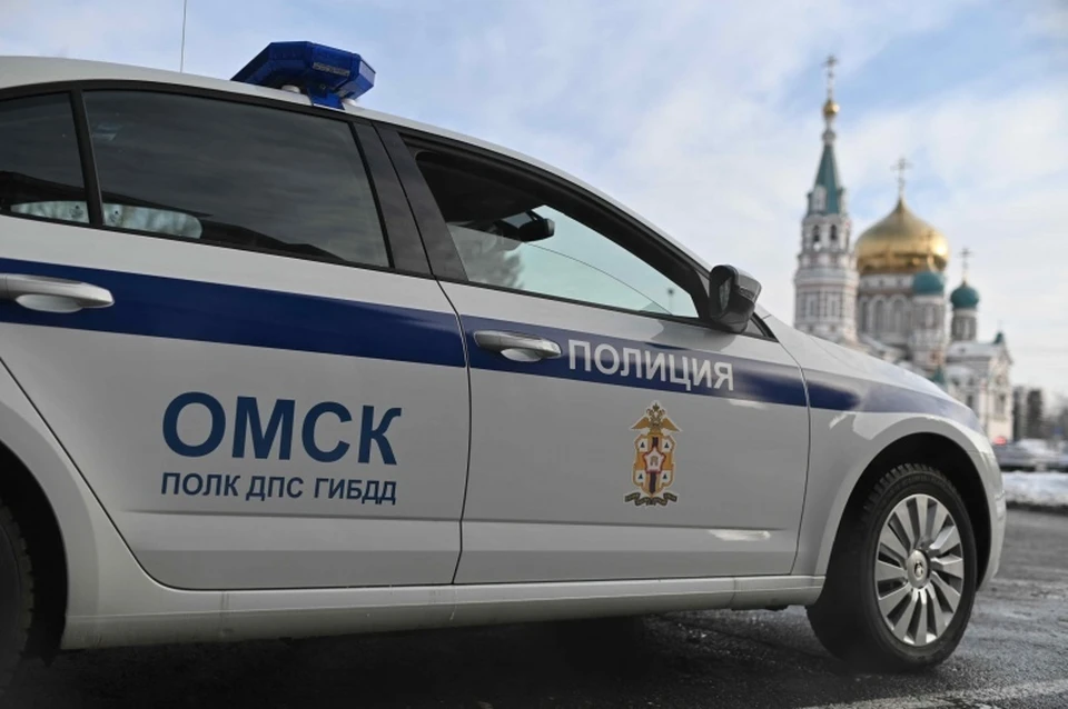 Студентка попала под колеса маршрутки, перебегая дорогу на красный.