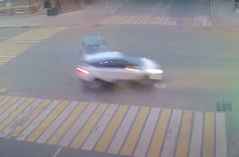 Опубликовано видео момента ДТП в центре Рязани, в результате которого автомобиль вылетел на тротуар.