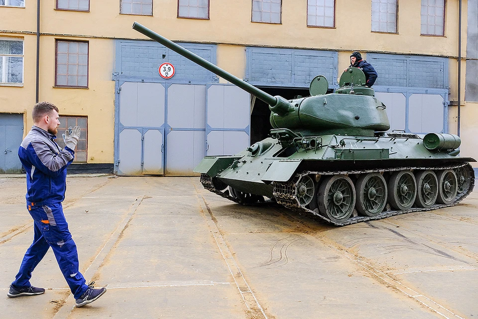 Санкт-Петербург. Отреставрированный танк Т-34 на территории ремотного завода.