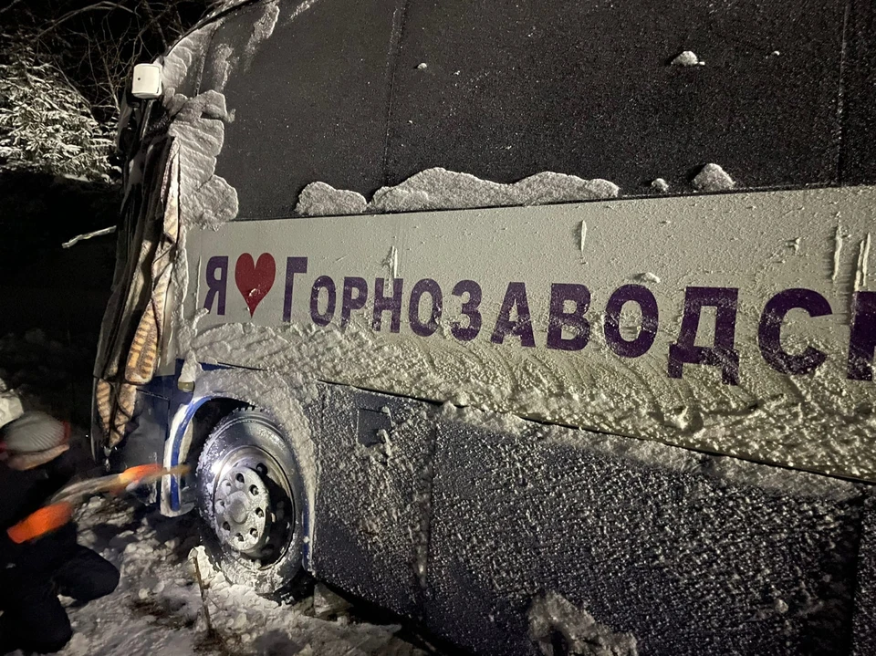 Водитель намеренно направил этот автобус в кювет. Фото: группа ВК "Подслушано Горнозаводск".