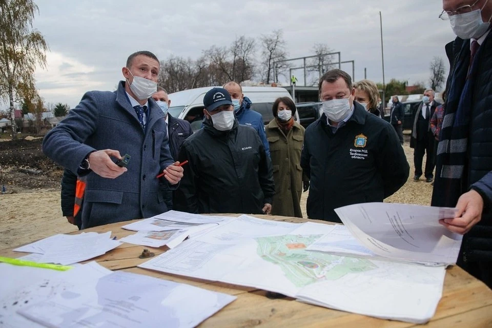 Руководитель региона Максим Егоров, посещая города и районы области, обязательно изучает планы по благоустройству парков и скверов.