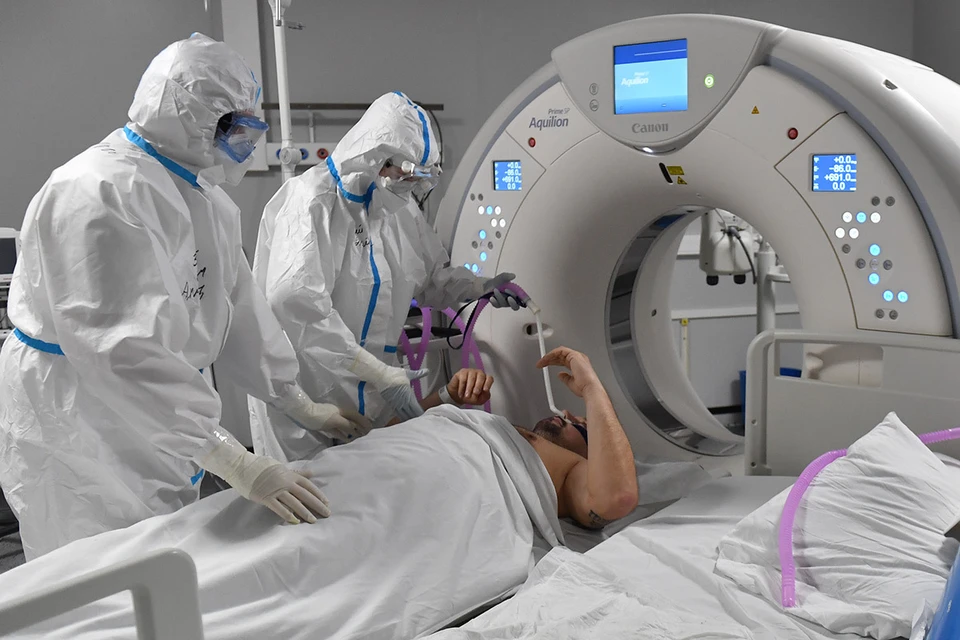 Врачи готовят пациента к компьютерной томографии в резервном госпитале для больных ковидом - отделении ГКБ24 на ВДНХ.