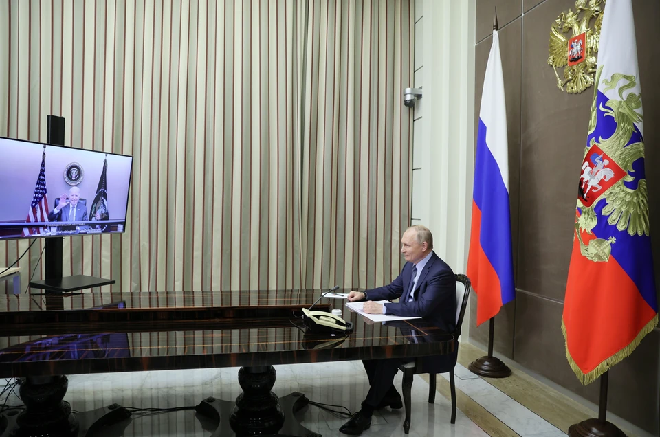 Президент России Владимир Путин и президент США Джо Байден (на экране по видеосвязи).