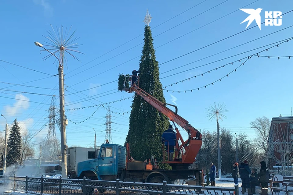 На Комсомольской площади в Твери наряжают елку