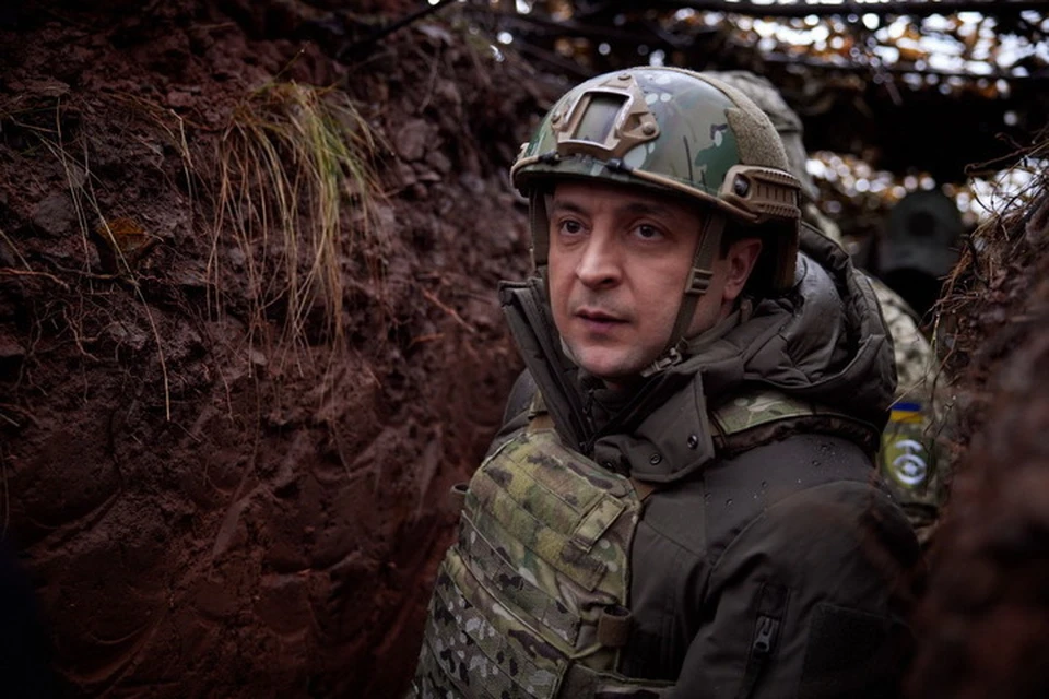 Во время последнего визита в Донбасс 6 декабря Зеленский со страхом смотрел из окопа в сторону территории ДНР. Фото: ОПУ
