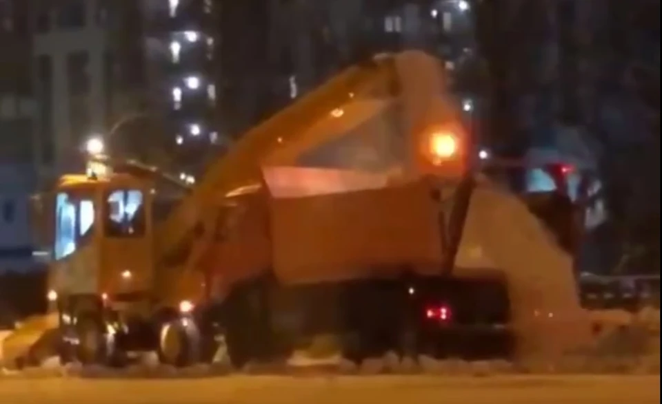 "Бесконечная" уборка снега в Петербурге попала на видео. Фото: t.me/interestpiter