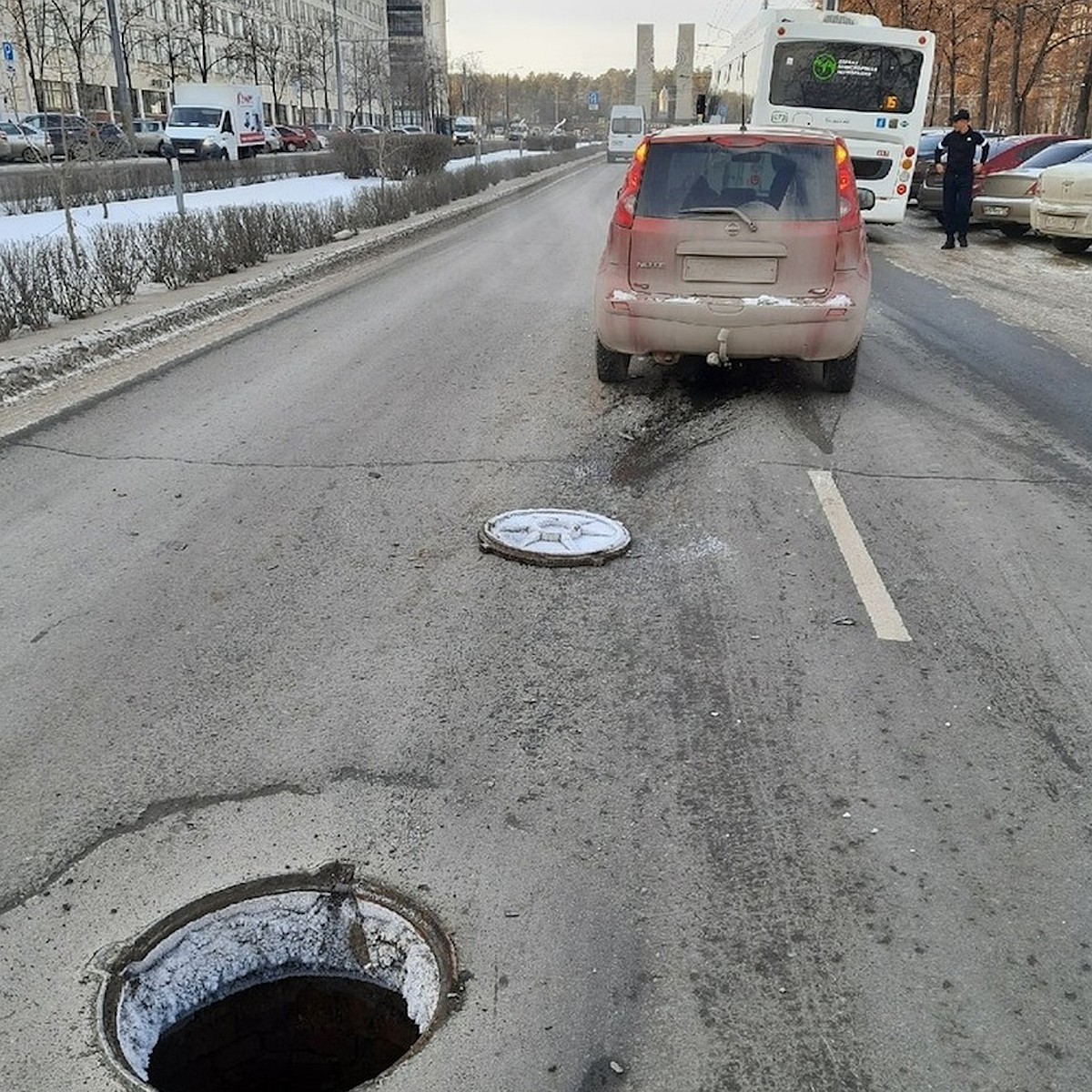 В центре Челябинска открытый люк на дороге стал причиной двойной аварии -  KP.RU