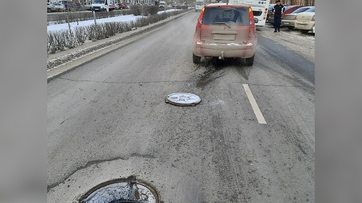 В центре Челябинска открытый люк на дороге стал причиной двойной аварии -  KP.RU