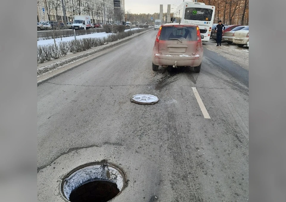 Nissan наехал на открытый люк в центре Челябинска. Фото: читатель "КП".