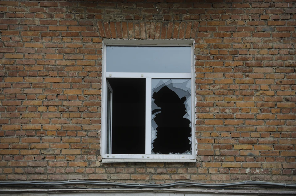 Родители мальчиков должны возместить ущерб и восстановить разбитые окна