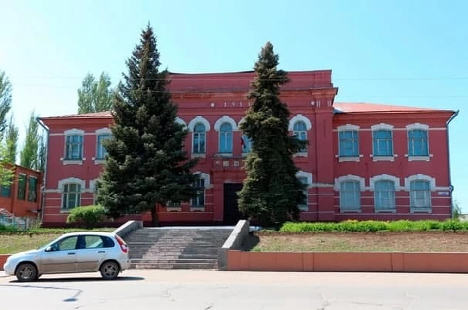Здание мужской гимназии в Марксе