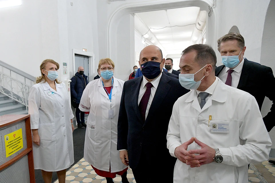 Первым в графике стояло посещение краевой инфекционной больницы. Фото: Александр Астафьев/POOL/ТАСС