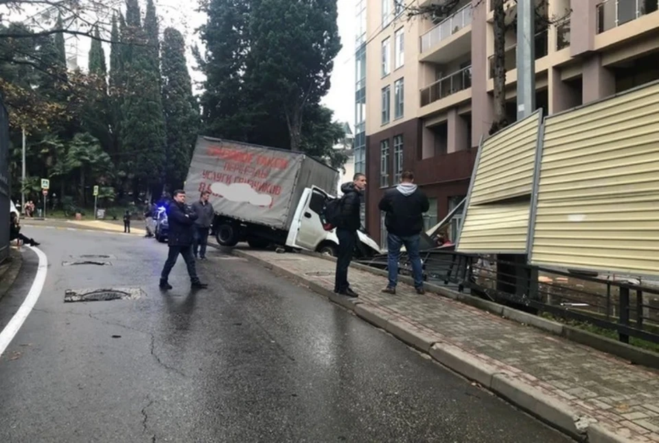В Сочи грузовая «Газель» потеряла управление и сбила троих пешеходов. Фото: ГИБДД по Краснодарскому краю
