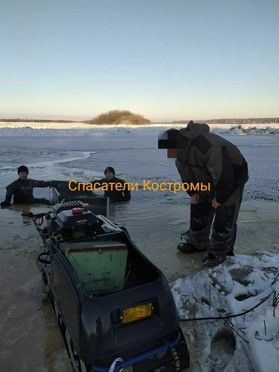 В Костроме три рыбака утопили снегоход в Костромском море и едва не погибли  сами - KP.RU