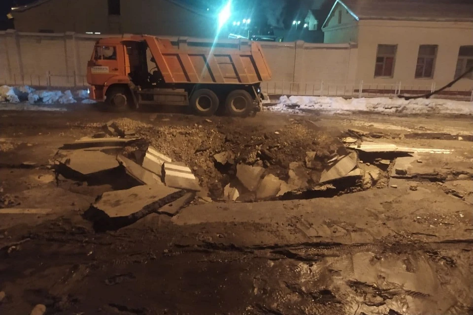Земля разверзлась в подъездном переулке.