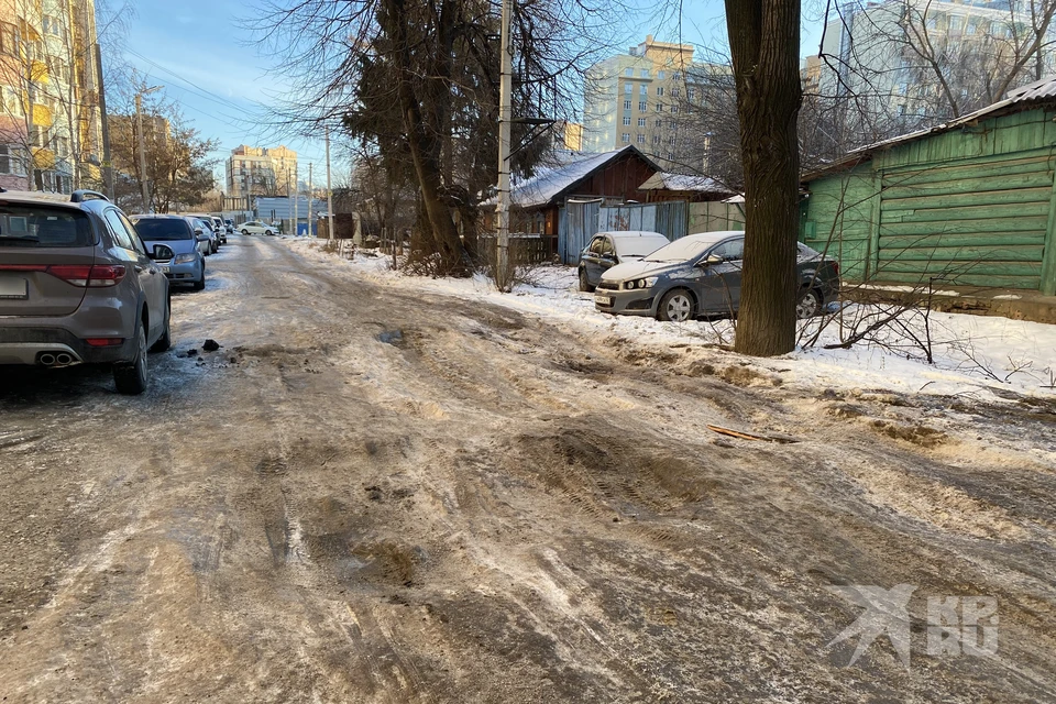 На улице Вокзальной в центре Рязани машины с трудом преодолевают огромную яму