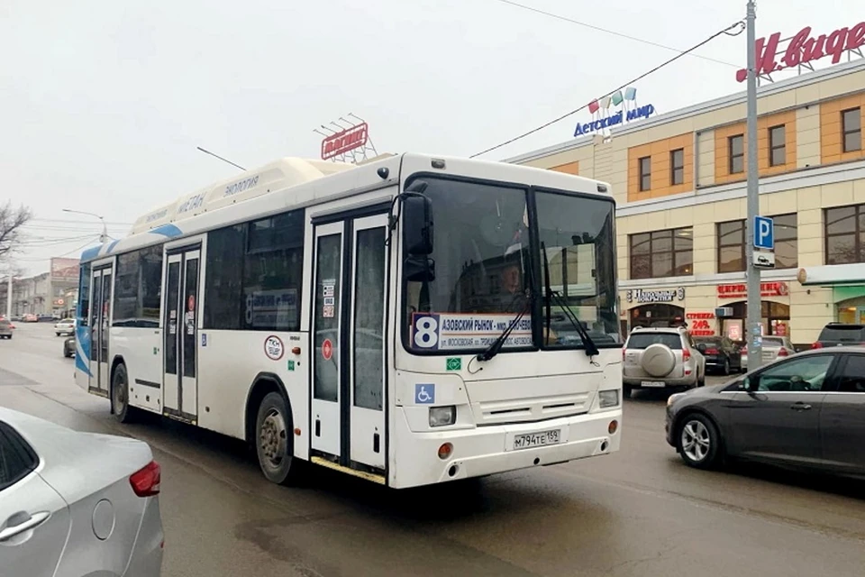 Большие автобусы оборудованы выдвижными пандусами для маломобильных граждан. Фото: "Общественный транспорт города Новочеркасск!" ВКонтакте