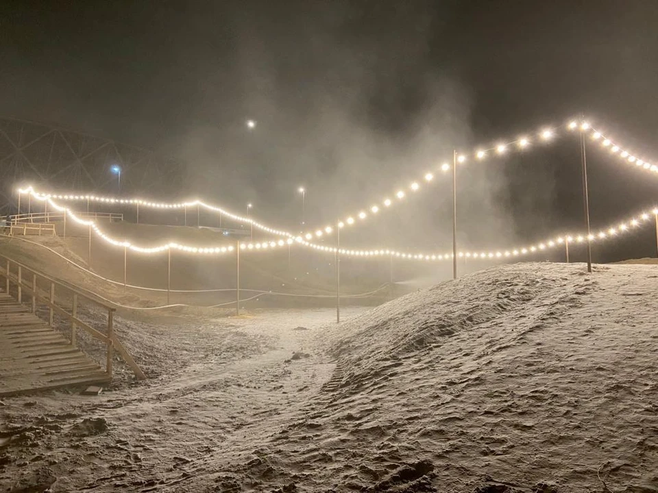 Уже с вечера начали работать снеговые пушки. Фото: Андрей ЕРКИН.