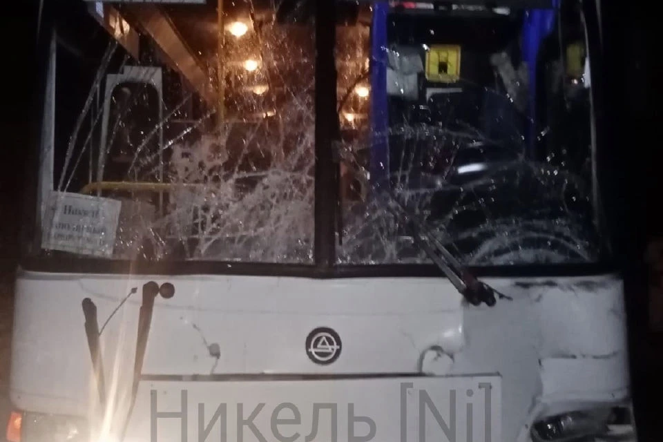 Автобус не обошелся без повреждений. Фото: vk.com/nikel_ni