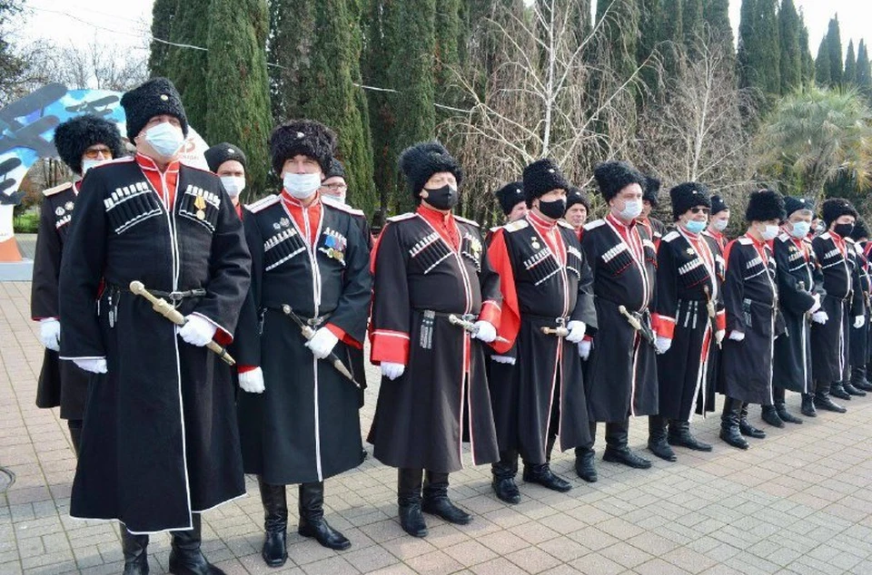 Правоохранителям в обеспечении порядка на улицах Сочи помогают общественные дружины и казаки. Фото: пресс-служба мэрии