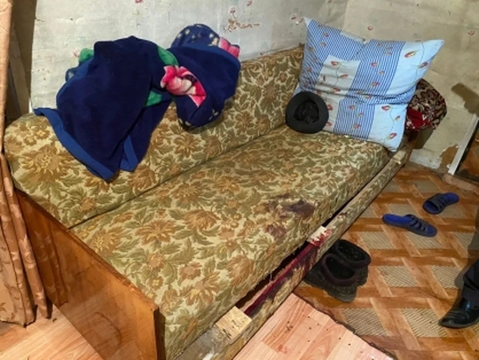 Тюменский пенсионер зарубил топором жену, которая уснула в доме у друзей.