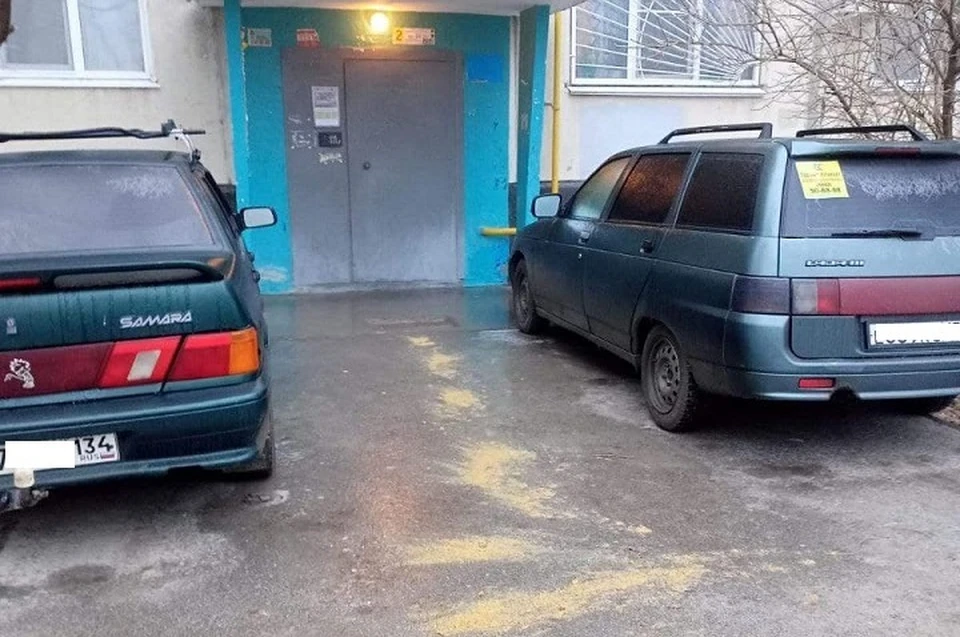Коммунальщики обрабатывают дворы и тротуары песко-соляной смесью. Фото: мэрия Волгограда.