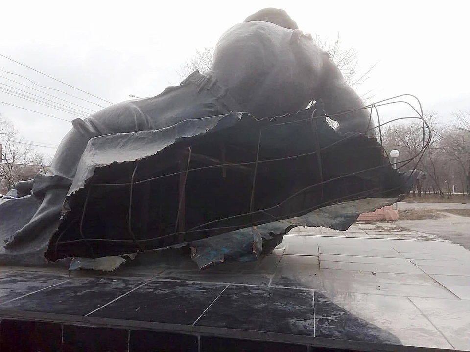 Волгоградцы отрезали заднюю часть памятника - больше 2 метров металлической конструкции. Фото: СУ СКР по Волгоградской области.