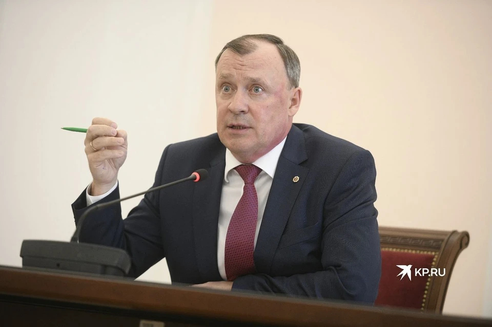 Оклад у мэра Екатеринбурга в следующем году будет 63,9 тысяч рублей - как и в этом году. Вместе с надбавками ежемесячный доход составит около 300-350 тысяч.