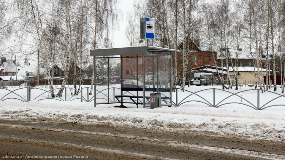 Елена Сорокина обратила внимание на плохую уборку снега на трех остановках. Фото: admrzn.ru